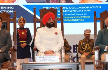 ग्राफिक एरा विश्वविद्यालय, देहरादून में छठवें वर्ल्ड कांग्रेस ऑन डिजास्टर मैनेजमेंट के समापन सत्र में प्रतिभाग करते हुए राज्यपाल लेफ्टिनेंट जनरल गुरमीत सिंह(से नि)।