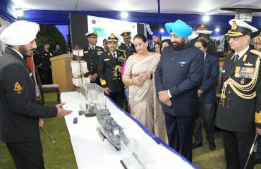 स्टालों का अवलोकन करते हुए राज्यपाल।