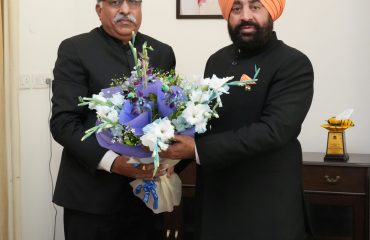 राज्यपाल से शिष्टाचार भेंट करते हुए उत्तराखण्ड लोक सेवा आयोग के अध्यक्ष डॉ. रवि दत्त गोदियाल।