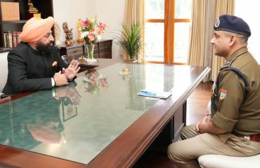 राज्यपाल से शिष्टाचार भेंट करते हुए उत्तराखण्ड पुलिस महानिदेशक (प्रभारी) श्री अभिनव कुमार।