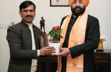 राज्यपाल से शिष्टाचार भेंट करते हुए उत्तराखण्ड अनुसूचित जाति आयोग के अध्यक्ष श्री मुकेश कुमार।