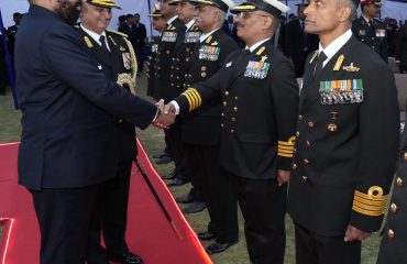 राजपुर रोड स्थित राष्ट्रीय जल सर्वेक्षण कार्यालय में नौसेना दिवस के अवसर पर अधिकारियों से वार्ता करते हुए राज्यपाल लेफ्टिनेंट जनरल गुरमीत सिंह (से नि)।