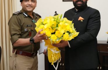 राज्यपाल से शिष्टाचार भेंट करते हुए उत्तराखण्ड पुलिस महानिदेशक (प्रभारी) श्री अभिनव कुमार।