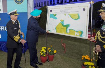 प्रथम द्विभाषीय नौसंचालन मानचित्र का लोकार्पण करते हुए राज्यपाल।