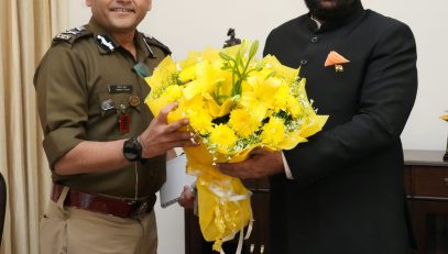 Director General of Uttarakhand Police (in-charge) Shri Abhinav Kumar pays courtesy call on the Governor.