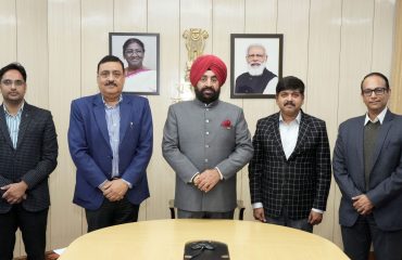 राज्यपाल को उत्तराखण्ड में आयोजित होने वाली ग्लोबल इन्वेस्टर्स समिट की तैयारियों एवं प्रगति के विषय में जानकारी देते हुए नियोजन सचिव, उद्योग सचिव एवं महानिदेशक उद्योग।