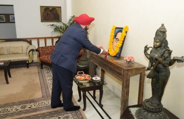भारत रत्न बाबा साहब डॉ. भीमराव आंबेडकर के महापरिनिर्वाण दिवस पर उनके चित्र पर पुष्प अर्पित करते हुए राज्यपाल लेफ्टिनेंट जनरल गुरमीत सिंह (से नि)।