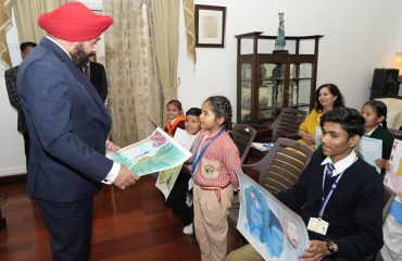 उत्तराखण्ड राज्य बाल कल्याण परिषद द्वारा आयोजित राज्य स्तरीय चित्रकला प्रतियोगिता में बच्चों द्वारा बनायी गई चित्रकला को देखते हुए राज्यपाल।