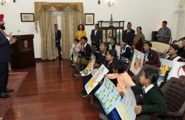 उत्तराखण्ड राज्य बाल कल्याण परिषद द्वारा आयोजित राज्य स्तरीय चित्रकला प्रतियोगिता में बच्चों द्वारा बनायी गई चित्रकला को देखते हुए राज्यपाल।