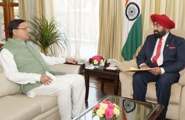 राज्यपाल लेफ्टिनेंट जनरल गुरमीत सिंह (से नि) से शिष्टाचार भेंट करते हुए मुख्यमंत्री श्री पुष्कर सिंह धामी।