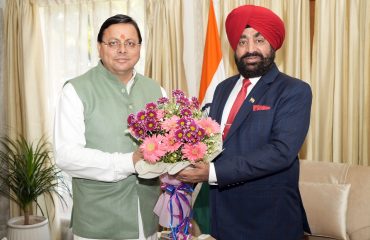 राज्यपाल लेफ्टिनेंट जनरल गुरमीत सिंह (से नि) से शिष्टाचार भेंट करते हुए मुख्यमंत्री श्री पुष्कर सिंह धामी।