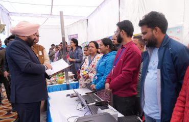 गजियावाला में ‘‘विकसित भारत संकल्प यात्रा’’ कार्यक्रम में ग्राम्य विकास विभाग द्वारा लगाई गई प्रदर्शनी का अवलोकन करते हुए राज्यपाल।
