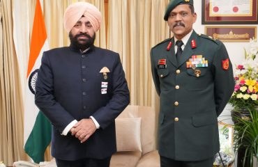 राज्यपाल से शिष्टाचार भेंट करते हुए उत्तराखण्ड सब एरिया के जीओसी मेजर जनरल आर प्रेम राज।