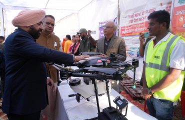 गजियावाला में ‘‘विकसित भारत संकल्प यात्रा’’ कार्यक्रम में ग्राम्य विकास विभाग द्वारा लगाई गई प्रदर्शनी का अवलोकन करते हुए राज्यपाल।