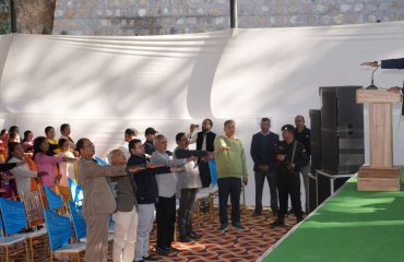 कार्यक्रम में उपस्थित सभी प्रतिभागियों को 2047 तक भारत को विकसित राष्ट्र बनाने की शपथ दिलाते हुए राज्यपाल।