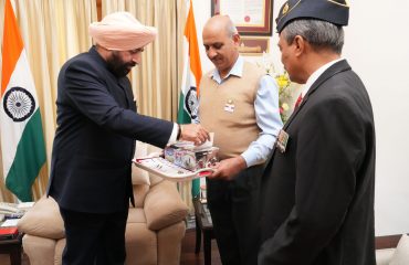 सशस्त्र सेना झंडा कोष में सहयोग राशि देते हुए राज्यपाल।