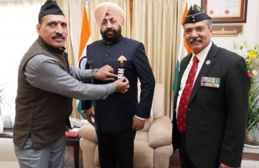 “सशस्त्र सेना झंडा दिवस” के अवसर पर राज्यपाल को फ़्लैग लगाते हुए सैनिक कल्याण के अधिकारीगण।