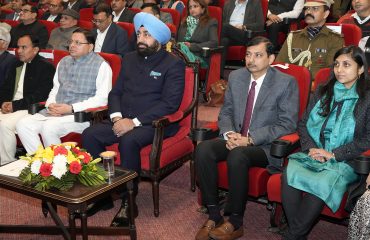 प्रधानमंत्री श्री नरेंद्र मोदी की अध्यक्षता में नीति आयोग द्वारा वर्चुअल माध्यम से आयोजित विकसित भारत@2047ः वाईस ऑफ यूथ कार्यक्रम में प्रतिभाग करते हुए राज्यपाल।