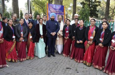 संस्कृत विश्वविद्यालय के कुलपति एवं शिक्षकगणों के साथ राज्यपाल।