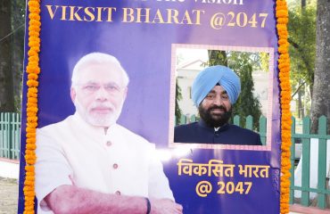 सेल्फी प्वांइट पर सेल्फी लेते हुए राज्यपाल।