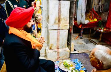 द्वारका, गुजरात में ऐतिहासिक श्री द्वारकाधीश मंदिर में दर्शन और पूजा अर्चना करते हुए राज्यपाल लेफ्टिनेंट जनरल गुरमीत सिंह (से नि)।
