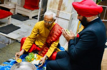 Governor Lt Gen Gurmit Singh (Retd) visiting and offering prayers at the historic Shri Dwarkadhish Temple in Dwarka, Gujarat.