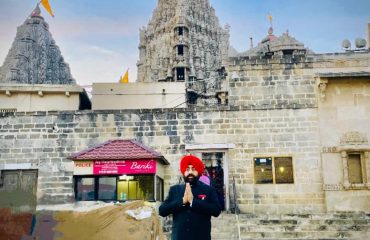 द्वारका, गुजरात में ऐतिहासिक श्री द्वारकाधीश मंदिर में दर्शन और पूजा अर्चना करते हुए राज्यपाल लेफ्टिनेंट जनरल गुरमीत सिंह (से नि)।