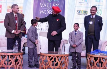 वैली ऑफ वर्ड्स, इंटरनेशनल लिटरेचर एंड आर्ट फेस्टिवल के 7वें संस्करण में बच्चों के साथ राज्यपाल।