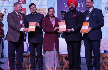 डॉ. आशीष श्रीवास्तव की पुस्तक ‘‘एडमिनिस्ट्रेशन इन इंडिया’’ का विमोचन करते हुए राज्यपाल।