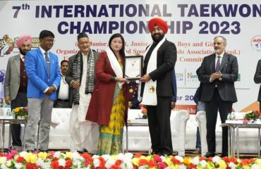 परेड ग्रांउड में 7वीं इंटरनेशनल ताइक्वांडो चैंपियनशिप-2023 के अवसर पर सम्मानित करते हुए राज्यपाल लेफ्टिनेंट जनरल गुरमीत सिंह (से नि)।