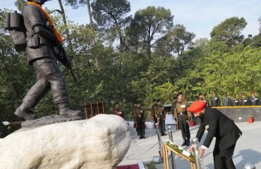 विजय दिवस के अवसर पर शौर्य स्थल, देहरादून में शहीदों के सम्मान में पुष्प चक्र अर्पित कर श्रद्धांलि देते हुए राज्यपाल।