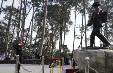विजय दिवस के अवसर पर शौर्य स्थल, देहरादून में शहीदों के सम्मान में पुष्प चक्र अर्पित कर श्रद्धांलि देते हुए राज्यपाल।