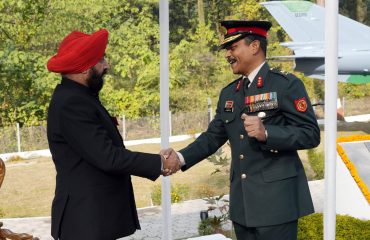 जीओसी सब एरिया मेजर जनरल आर. प्रेम राज के साथ राज्यपाल।