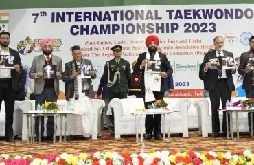 परेड ग्रांउड में 7वीं इंटरनेशनल ताइक्वांडो चैंपियनशिप-2023 के अवसर पर पुस्तक का विमोचन करते हुए राज्यपाल लेफ्टिनेंट जनरल गुरमीत सिंह (से नि)।