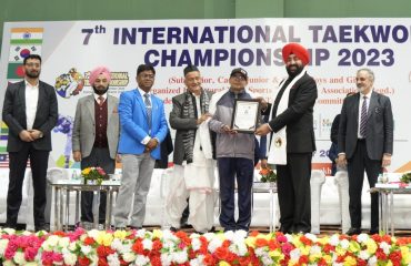परेड ग्रांउड में 7वीं इंटरनेशनल ताइक्वांडो चैंपियनशिप-2023 के अवसर पर सम्मानित करते हुए राज्यपाल लेफ्टिनेंट जनरल गुरमीत सिंह (से नि)।