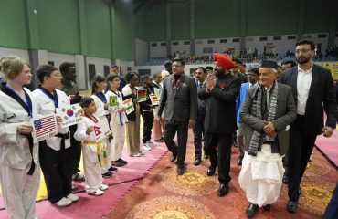 परेड ग्रांउड में 7वीं इंटरनेशनल ताइक्वांडो चैंपियनशिप-2023 में खिलाड़ियों से मिलते हुए राज्यपाल लेफ्टिनेंट जनरल गुरमीत सिंह (से नि)।
