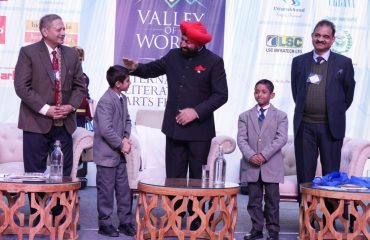 Governor with children at the 7th edition of Valley of Words, International Literature and Art Festival.