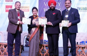 Governor releasing the book “Gajju Chalne Laga” by Dr. Anita Bhatnagar.