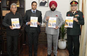 राजभवन में छावनी परिषद, देहरादून की “दून स्वच्छता संगोष्ठी रिपोर्ट-2023” का अनावरण करते हुए राज्यपाल।