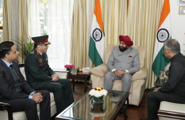 राज्यपाल से “दून स्वच्छता संगोष्ठी रिपोर्ट-2023” विषय में वार्ता करते हुए कैंट बोर्ड के अध्यक्ष, सीईओ और सामाजिक कार्यकर्ता।