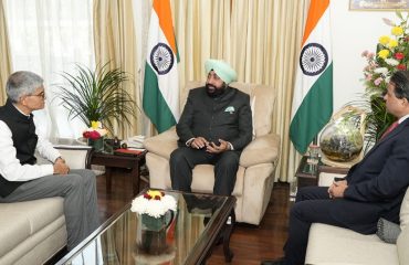 राज्यपाल से शिष्टाचार भेंट करते हुए ब्रुनेई में भारत के उच्चायुक्त श्री आलोक अमिताभ डिमरी एवं युगांडा में भारत के उच्चायुक्त श्री उपेन्द्र सिंह रावत।