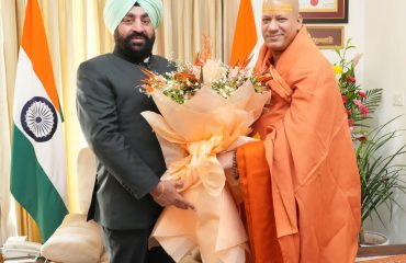 ⁠Mahamandaleshwar Swami Kailashanand Giri paying courtesy call on the Governor.