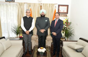 राज्यपाल से शिष्टाचार भेंट करते हुए ब्रुनेई में भारत के उच्चायुक्त श्री आलोक अमिताभ डिमरी एवं युगांडा में भारत के उच्चायुक्त श्री उपेन्द्र सिंह रावत।