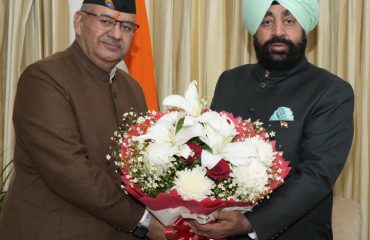 राज्यपाल से शिष्टाचार भेंट करते हुए कैबिनेट मंत्री गणेश जोशी।