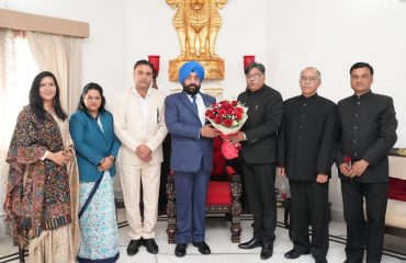 राज्यपाल से शिष्टाचार भेंट कर 22वाँ वार्षिक प्रतिवेदन सौंपते हुए उत्तराखण्ड लोक सेवा आयोग के अध्यक्ष एवं सदस्यगण।