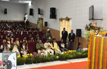 द्वितीय दीक्षांत समारोह को संबोधित करते हुए राज्यपाल।
