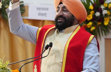 द्वितीय दीक्षांत समारोह को संबोधित करते हुए राज्यपाल।