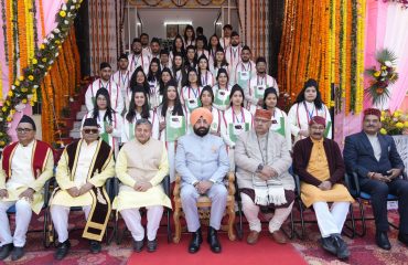 Governor interacts with students.