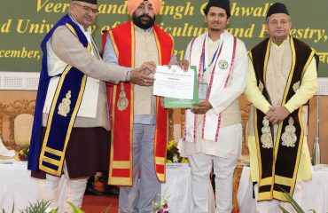 छात्र-छात्राओं को मेडल एवं प्रमाण पत्र देकर सम्मानित करते हुए राज्यपाल।
