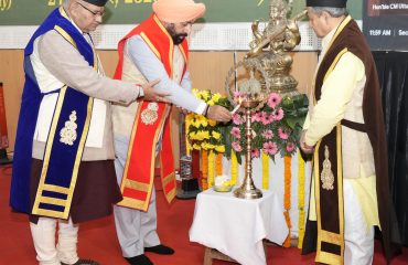 वीर चंद्र सिंह गढ़वाली उत्तराखण्ड औद्यानिकी एवं वानिकी विश्वविद्यालय भरसार पौड़ी गढ़वाल के द्वितीय दीक्षांत समारोह का शुभारंभ करते हुए राज्यपाल।